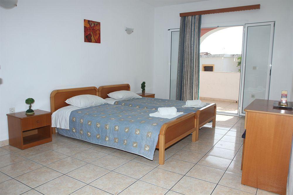 Paradiso Apartments Ipsos Bagian luar foto
